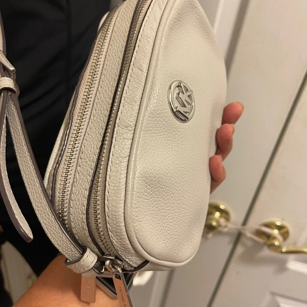 MICHAEL KORS Fulton Small Light Grey Leather Crossbody Camera Bag Feminine
